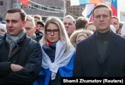 Közben Navalnij egyik harcostársa, ügyvédje és médiakoordinátora, az Észtországba menekült Ljubov Szobol ellen körözést adtak ki az orosz hatóságok
