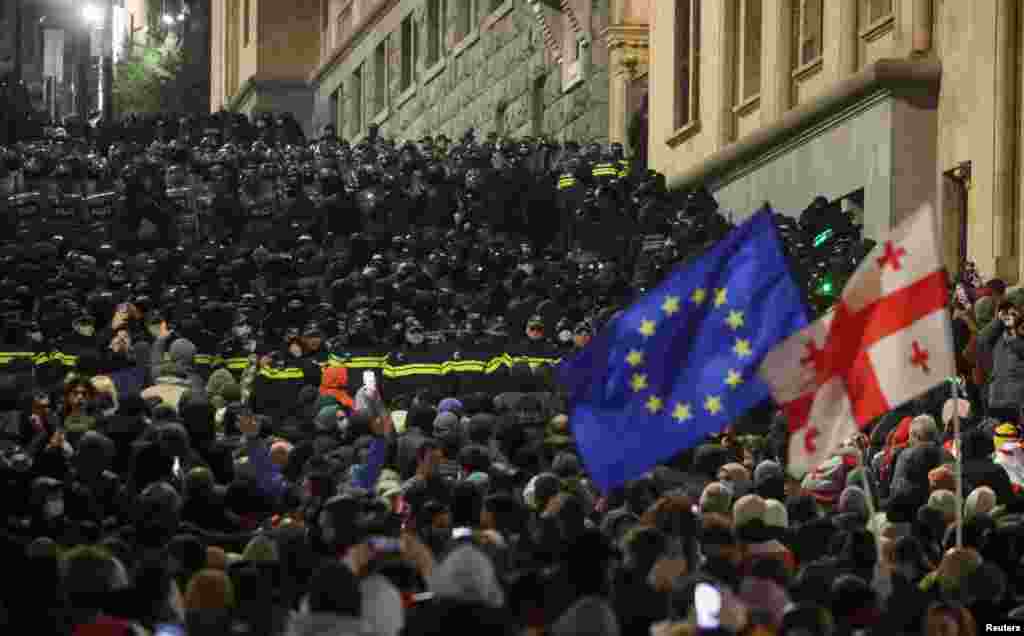 Учасники акції заявили, що рішення уряду є зрадою інтересів країни та порушенням статті 78 Конституції Грузії, де закріплене прагнення європейської інтеграції 