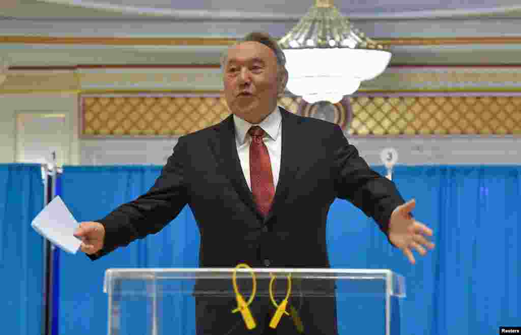 Елдің экс-президент Нұрсұлтан Назарбаев Астанада дауыс берді. Кейін ол істі болып жатқан ҰҚК экс-төрағасы Кәрім Мәсімов және қамауда отырған немере інісі Қайрат Сатыбалдының ісі жайлы пікірін айтты. "Мәсімов ұзақ жыл менімен істеді. Бірақ қайдан білесің. Иса пайғамбар жанында сатқын отырғанын білді ме? Біз Құдай емеспіз. Сол себепті соттың аяқталуын күтейік" деді ол. Ал немере інісінің ісі жайлы сауалға "Ол соттың шешімін әділ деп ойлау керек. Әділ болмаса, оған сенбеген адам қарсы болып, өзінің арызын беру керек. Сондықтан бәрібір қайда барғанда да мәселені сот жүйесі шешеді" деп жауап берді.