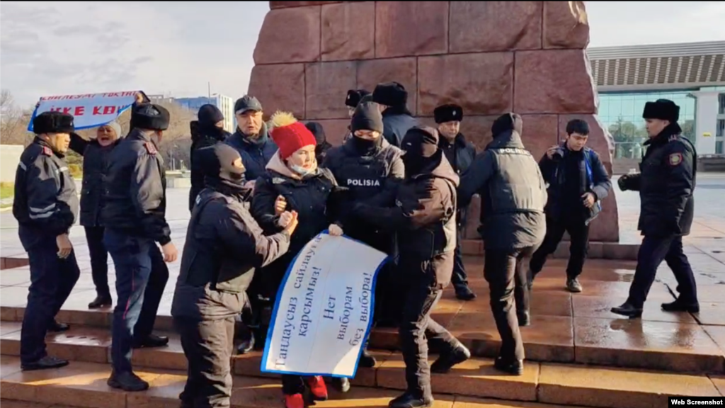 Алматыда полиция "Демпартия" мүшелерін ұстап әкетті. Тіркелмеген партия өкілдері "таңдаусыз сайлауға" қарсылық білдіріп, сайлауды тоқтатуды талап еткен. Олар белсенді Жанболат Мамайды ақтауды да талап етті. Белсенділердің қолында "Таңдаусыз сайлауға қарсымыз", "Жанболат Мамай ақталсын" деген жазуы бар плакаттар болды.