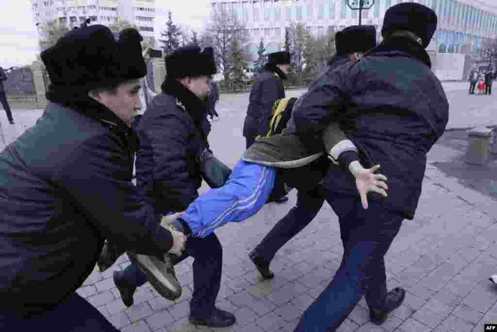 Алматыда полиция сайлауға қарсылық білдірген Oyan, Qazaqstan белсенділерін ұстап әкетті. Белсенділер ауыздарына "ұрма, атпа", "оян", "ұрпақ үшін" деген және өзге жазу жапсырған белсенділер "әділ сайлауға жететін күніміз бар ма?" деген жазуы бар үлкен баннер ұстап тұрды. 