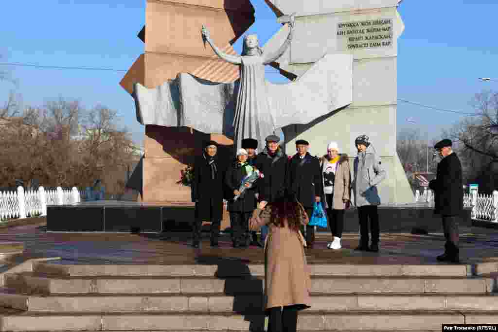 Параллельно цветы возлагали у монумента «Тәуелсіздік таңы», посвященного Декабрьским событиям 1986 года