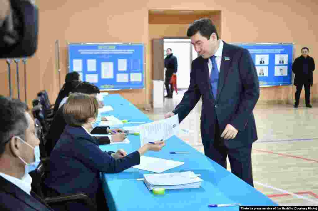 Қазіргі президент Тоқаевты сайлауға парламенттегі билікті қолдайтын үш партия мен жұртшылыққа онша танымал емес ондаған қоғамдық ұйымды біріктіретін "Халық коалициясы" ұсынған. Ал Тоқаевтың штабын мәжіліс төрағасы Ерлан Қошанов басқарады. 