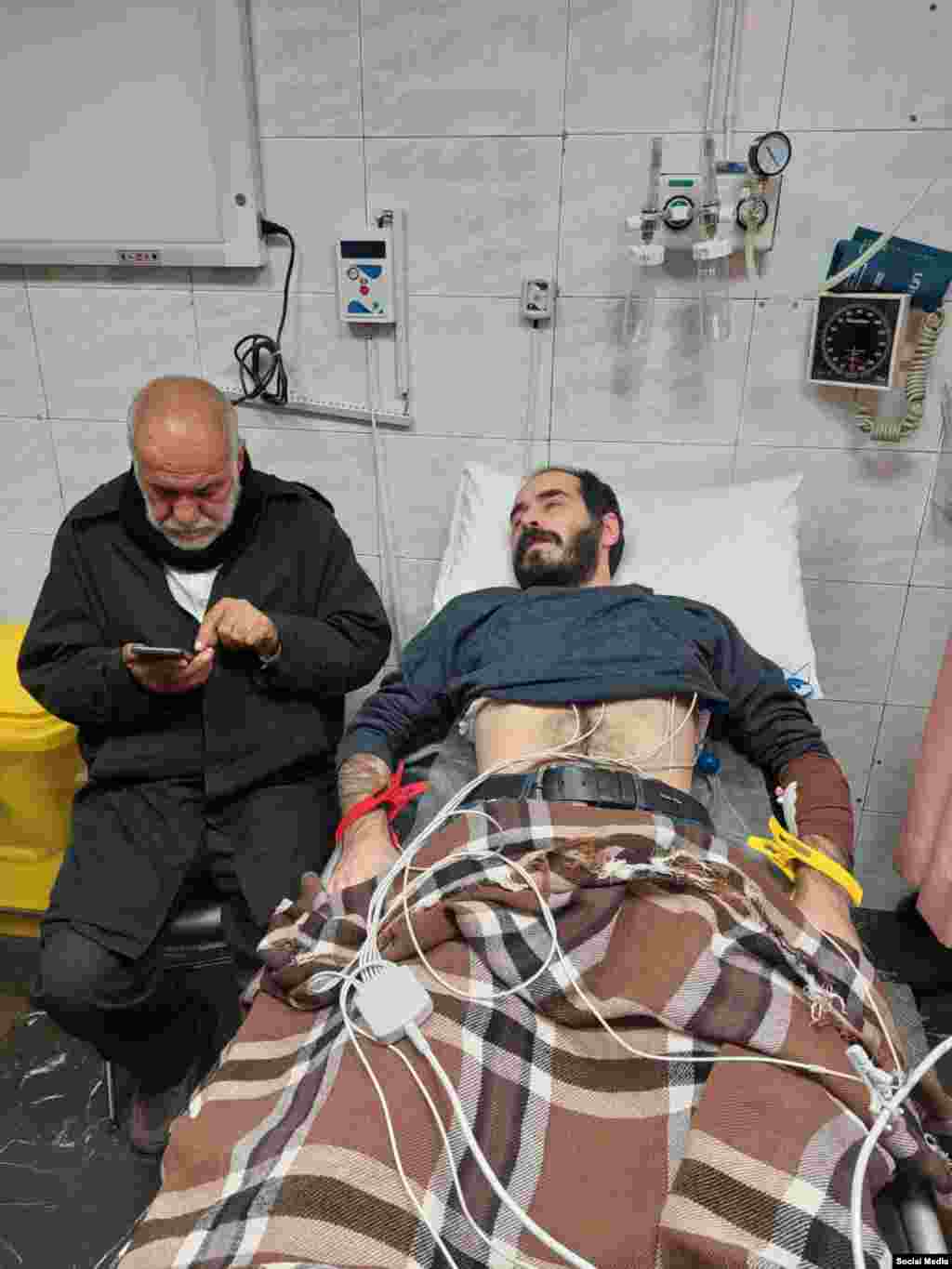 حسین رونقی، فعال سیاسی و مدنی زندانی در بیمارستان در پی وخامت وضعیت جسمانی پس از بیش از دو ماه اعتصاب غذا در زندان 