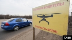 Ukrayna dronlarının hücumları səbəbindən nəqliyyatın hərəkətinə bağlanan Qorlovka-Yasinovataya avtomobil yolunda xəbərdarlıq lövhəsi.