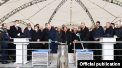 Азербайжан жана Түркия президенттери Тоолуу Карабакта жаңы автожолдун пайдубалын түптөө иш-чарасында. 26-октябрь, 2021-жыл