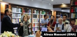 ایران درودی در مراسم رونمایی از کتابش در شهریور ۹۷