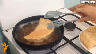 Boycotting Election, Crimean Tatars Make Pies Instead