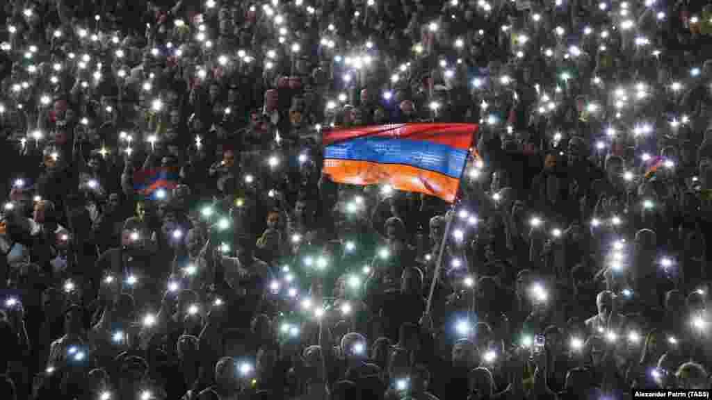 Ереванда оппозициянең протест чарасы. Оппозиция Әрмәнстан премьер-министры Никола Пашинянга Брюсселдә Азәрбайҗан президенты Илһам Алиев белән очрашуда Таулы Карабах мәсьәләсен күтәрмәгән өчен протест белдерә, аны Таулы Карабахны Азәрбайҗанга "сатуда" гаепли. 24 май 2022 (ТАСС / Александр Патрин)