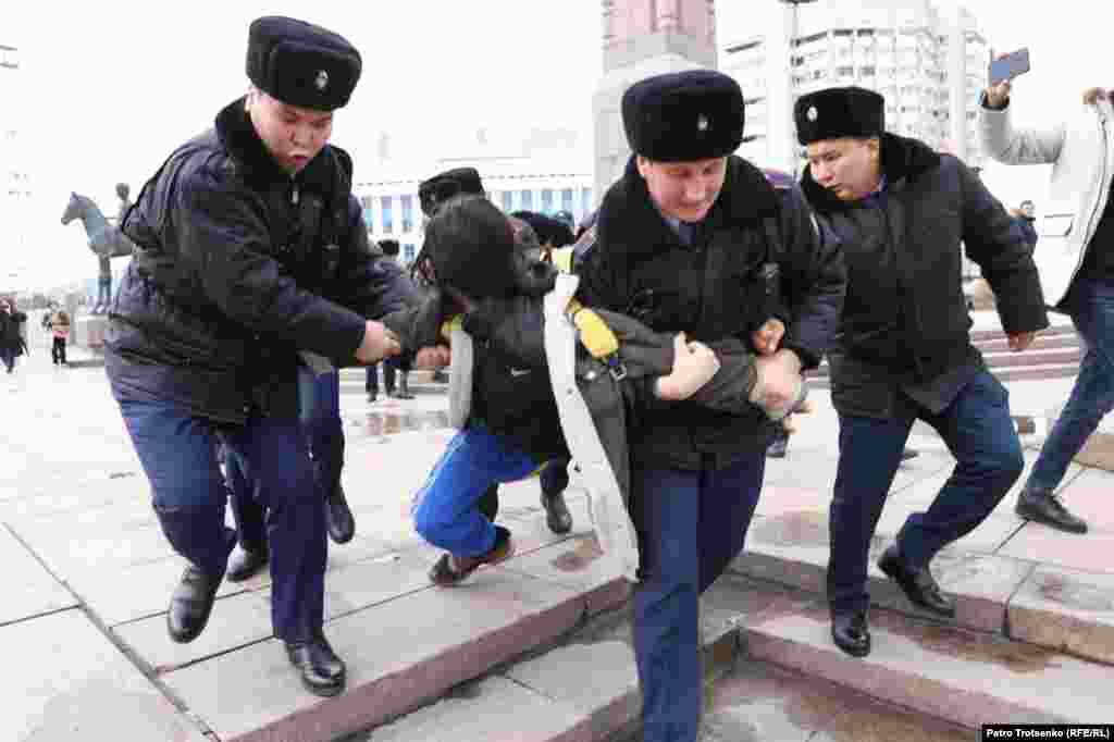 Oyan, Qazaqstan Қаңтардағы қантөгіске билік, оның ішінде кандидат Қасым-Жомарт Тоқаевтың жауапты екенін еске салғысы келетінін айтты. "Тоқаев – қанішер" ("Токаев - убийца"), "әділ сайлау үшін" деп айқайлады. Құқық қорғау органдары акцияның заңсыз екенін ескертті. Бірнеше минуттан соң полиция оларды жеке-жеке ұстап алып кетті.