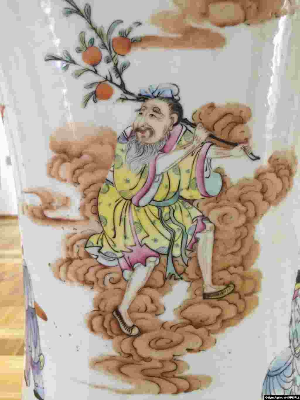 Избранник, получивший персик (фрагмент вазы). Фарфор. Китай, 19-й век. 