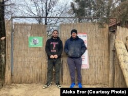 Dejan Gacic (jobbra), a Vucjak Menhely tulajdonosa az egyik dolgozóval, Uros Rankoviccsal
