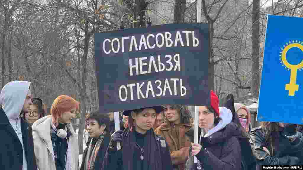 Жиналғандар алдында сөйлеген спикерлердің көбі қоғамдағы әйелдер теңсіздігі мен олардың зорлық-зомбылық көруін, саясаттағы орнын айтты. Алматы, 5 ақпан, 2023 жыл. 
