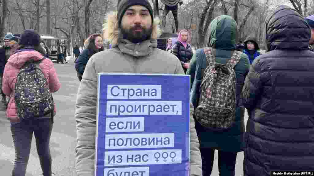 Митингіге жиналғандар. 
