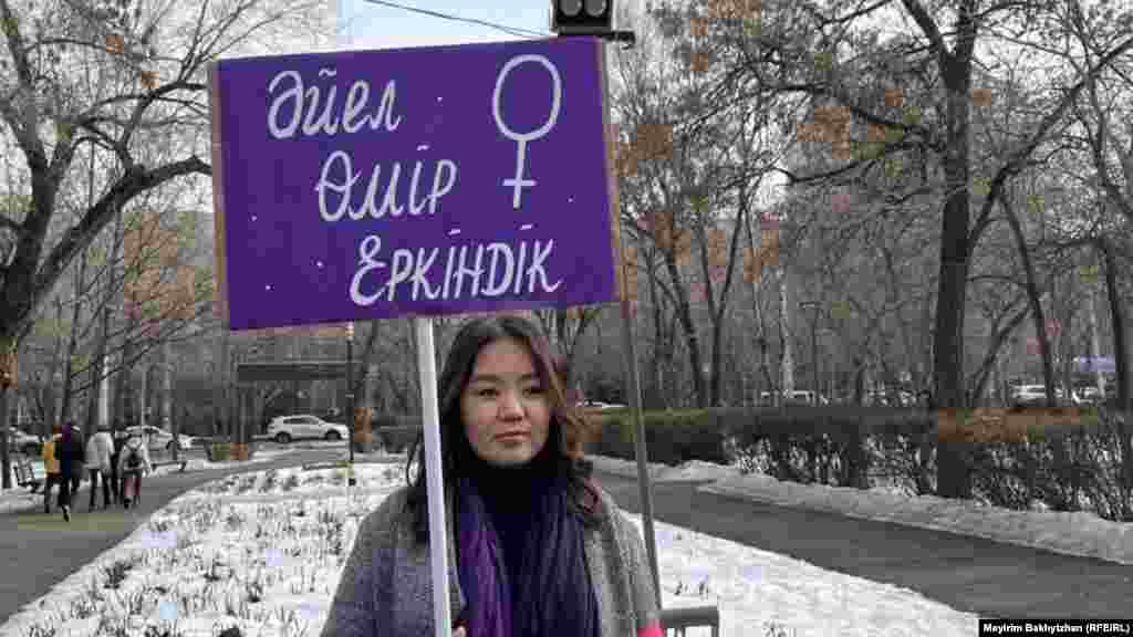Митингіге келгендердің бірі "Әйел, өмір, еркіндік!" деген жазуы бар плакат ұстап тұр. Мұндай ұран былтыр қыркүйекте Иранда құқық қорғаушы Махса Әмини өлімінен кейін тұтанған наразылық кезінде жиі айтылды. Наразылыққа қатысушылар әйел құқығын қорғауды талап етіп, полицияның күш қолдануына қарсылық білдірген. 