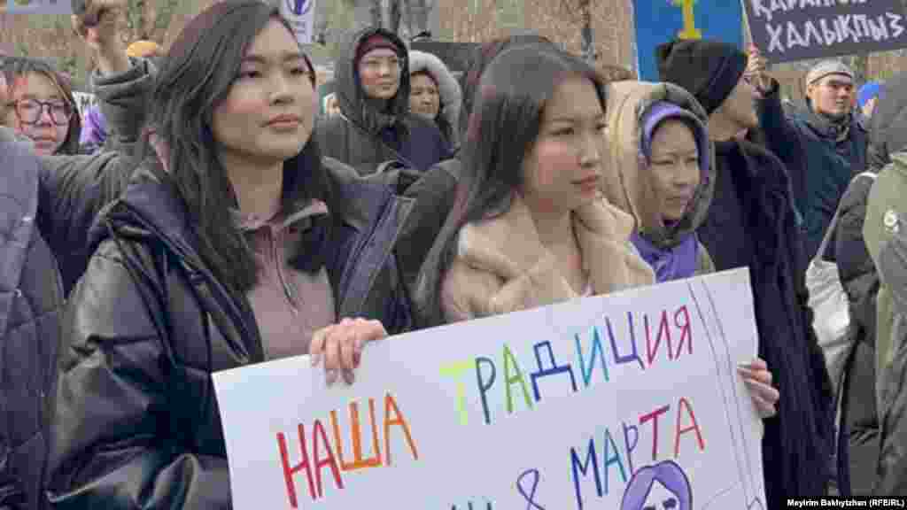 Митингіге келгендер. 