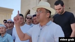 Дәулетмұрат Тәжімұратов Қарақалпақстандағы жиында сөйлеп тұр. Нөкіс, Қарақалпақстан. 2022 жылғы шілде.