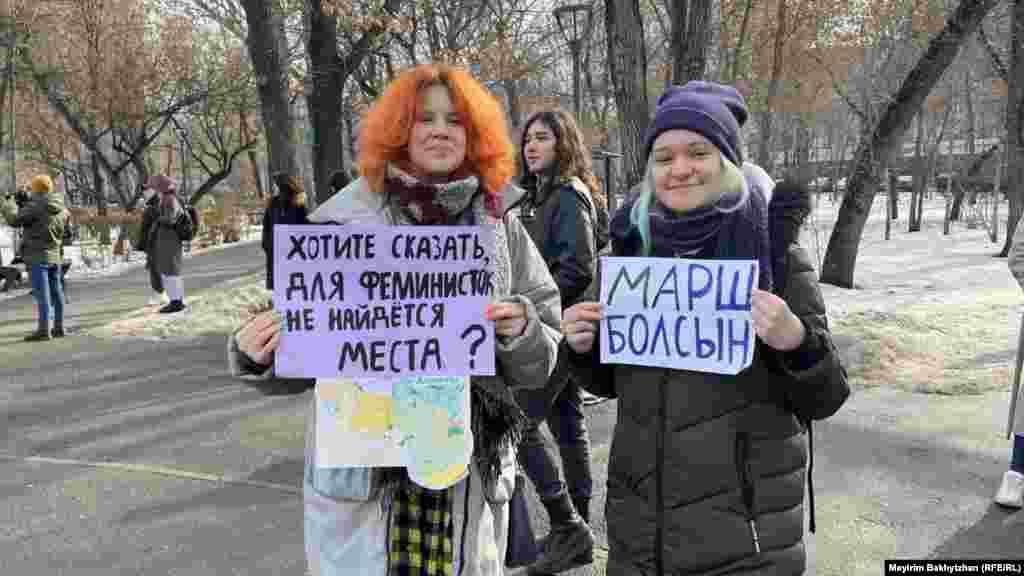 Бұған дейін әкімдік белсенділерге 8 наурызда басқа ұйымның шарасы өтетінін айтып, "әйелдер шеруін өткізу" туралы өтінішті қабылдамаған болатын. Жексенбілік митинг кезінде белсенділер сол шешімді сынады. "Марш болсын" және "феминистерге орын табылмай ма?" деген жазуы бар плакат ұстаған екі белсенді. Алматы, 5 ақпан, 2023 жыл. 