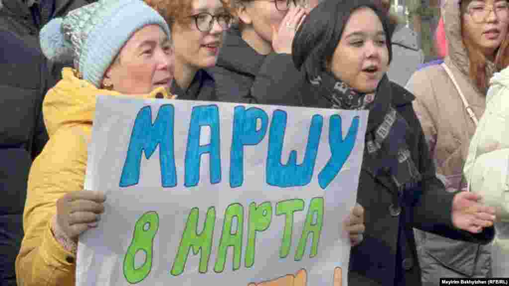 Митингіге жиналғандар. 