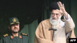 آیت‌الله خامنه‌ای به همراه محمدعلی جعفری،‌ فرمانده ساه پاسداران