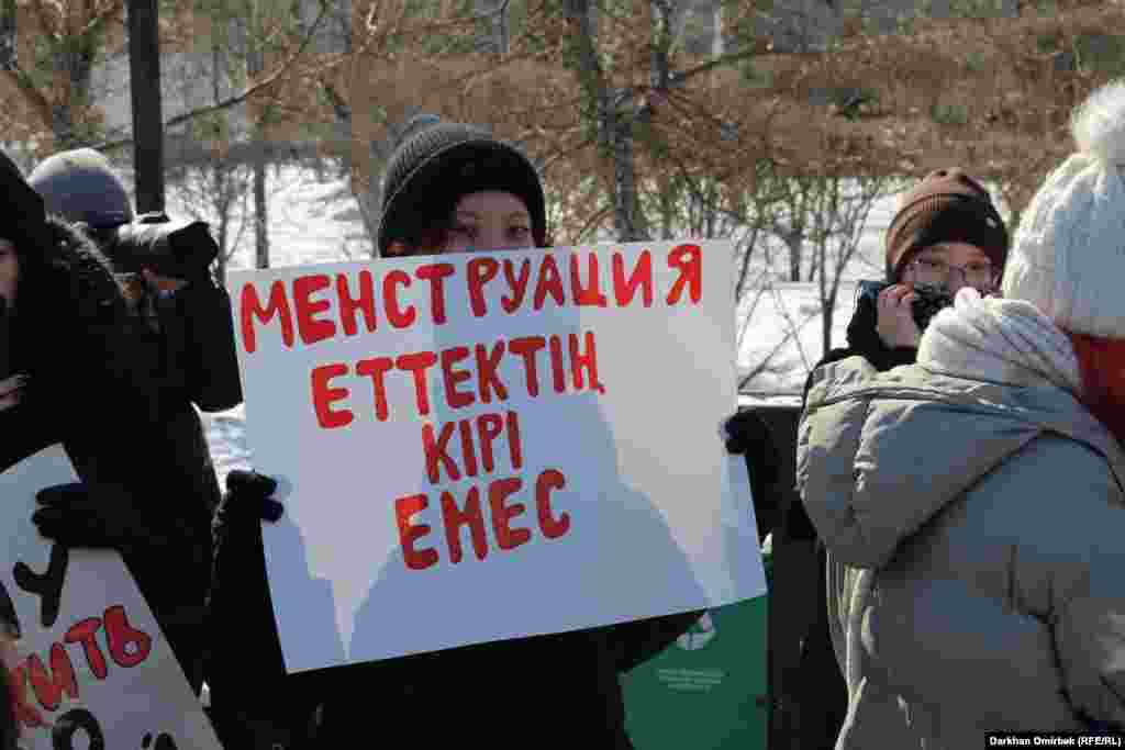 Феминистер қазақтың кей сөзі әйелді қорлайды деп санайды. "Менструацияның" қазақ тіліне "етеккір" деп аударылуы қате дейді. 