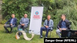 Члены группы по созданию политической партии Bizdin tandau («Наш выбор»). Третий слева — Булат Абилов. Алматы, 26 августа 2022 года