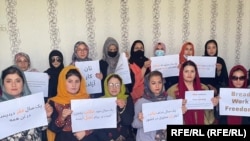 آرشیف - پس از اینکه چندین بار اعتراض صلح آمیز خیابانی زنان از سوی افراد طالبان سرکوب شد، زنان در کابل در یک خانه دست به اعتراض زدند و خواستار نان، کار و آزادی شدند August 15 2022