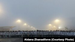 6 қаңтарда алаңда тұрған халық. Алматы, 2022 жыл.