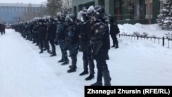 Ақтөбе облысы әкімдігі алдындағы полиция. 5 қаңтар 2022 жыл.