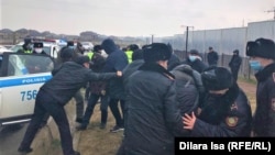 Сұйытылған газ бағасына қарсы наразылықта полиция адамдарды күштеп ұстап жатыр. Шымкент, 4 қаңтар 2022 жыл.