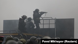 Полицейские во время акций протеста. Алматы, 5 января 2022 года