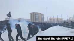 На площади в Актобе в момент применения силовиками слезоточивого газа и стрельбы резиновыми пулями. Актобе, 5 января 2022 года