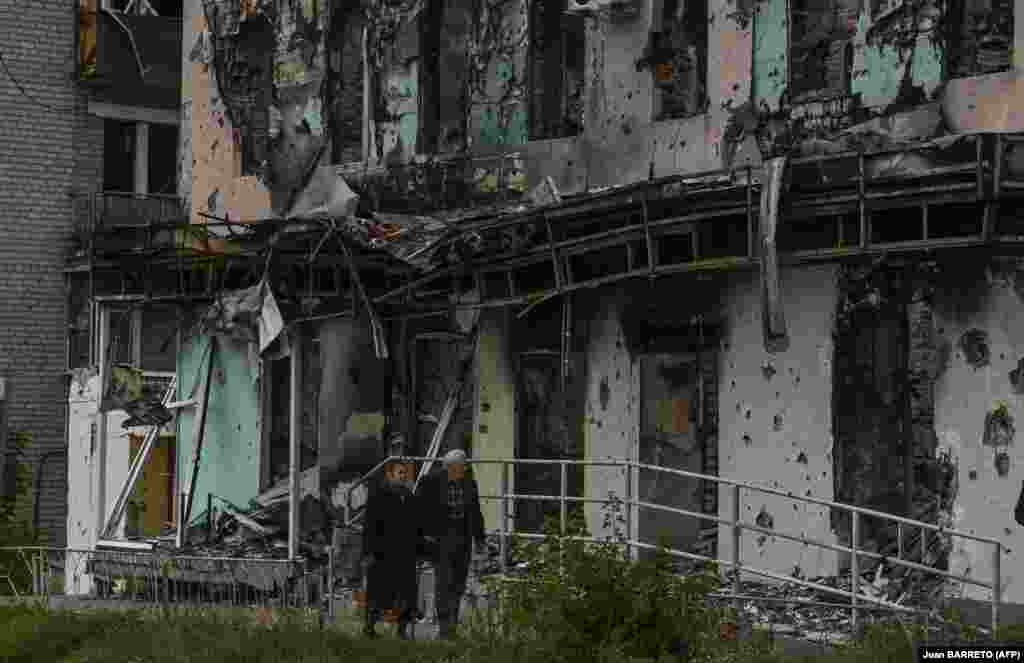 По заявлению мэра Изюма, повреждено примерно 70 процентов многоэтажных зданий города. Там осталось около 10 тысяч жителей – из 46 тысяч, живших в Изюме до вторжения России 