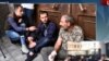Корреспондент Радио Азатутюн (слева) берет интервью у оппозиционного депутата Никола Пашиняна (справа) перед входом в здание Центрального банка, Ереван, 17 апреля 2018 г.