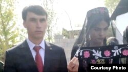 Шарифбек Зиёев ва Гулҳавас Шоева дар рӯзи тӯй. Аксро наздиконашон ба Радиои Озодӣ доданд
