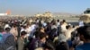 Forcat amerikane ruajn; perimetrin në aeroportin e Kabulit teksa mijëra afganë tentojnë të largohen nga vendi. Kabul, 16 gusht 2021. 