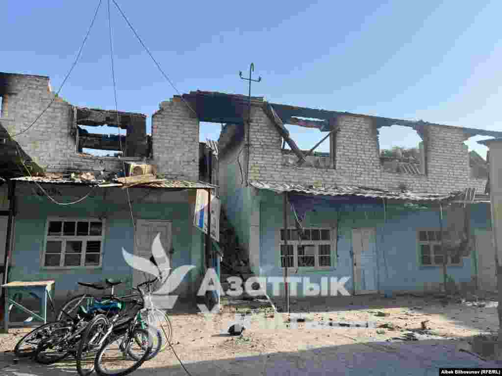 Қырғызстан билігінің дерегінше, қарулы жанжал салдарынан 144 адам жараланған. Олардың көбі Бішкек пен Оштың ауруханаларына жеткізілген. Қақтығыс болған аймақтан 140 мың адам көшірілген. Суретте: шекара маңындағы жанжал салдарынан қираған ғимарат. Қырғызстан, Баткен облысы.