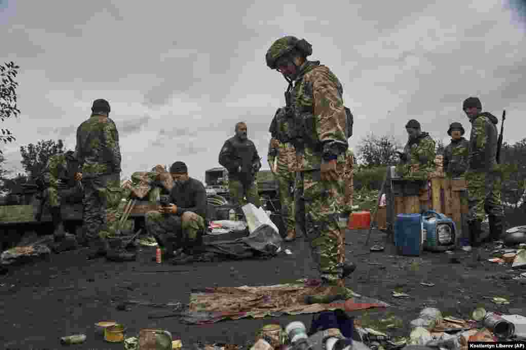 Украинский солдат стоит на российском флаге. Российские войска заняли город 1 апреля. По словам местных властей, с начала войны в Изюме погибло более тысячи мирных жителей