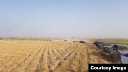  Ок атышуу болуп жаткан аймактан чыгып бараткан Лейлек районуну тургундары. 16-сентябрь. 2022-жыл.