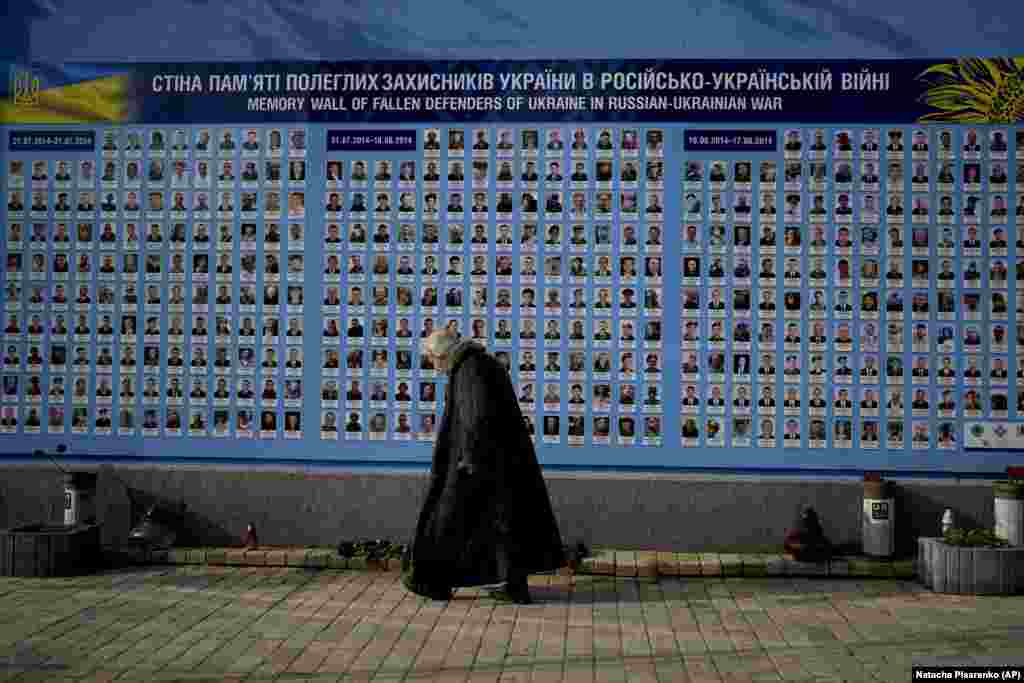 Një mur me portretet e ushtarëve të rënë ukrainas në Kiev, më 23 maj.