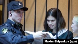 Pussy Riot мүшесі Надежда Толоконникова сот залында. Мордовия республикасы, 26 сәуір 2013 жыл.