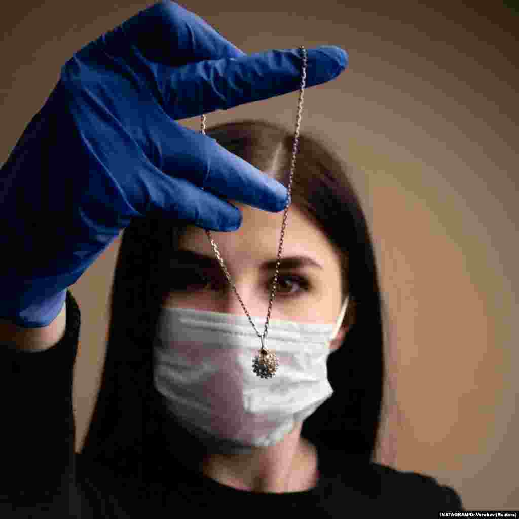 Кулон в виде коронавируса изготовлен в Костроме ювелирной фирмой Dr.VOROBEV. "Вирус из чистого серебра" продается онлайн за 1000 рублей. 