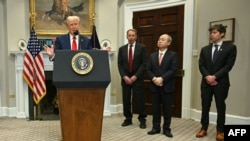 АКШ президенти Дональд Трамп жана OpenAI, SoftBank жана Oracle компанияларынын башчылары Ак үйдөгү брифингде. 21-январь, 2025-жыл. Вашингтон. 