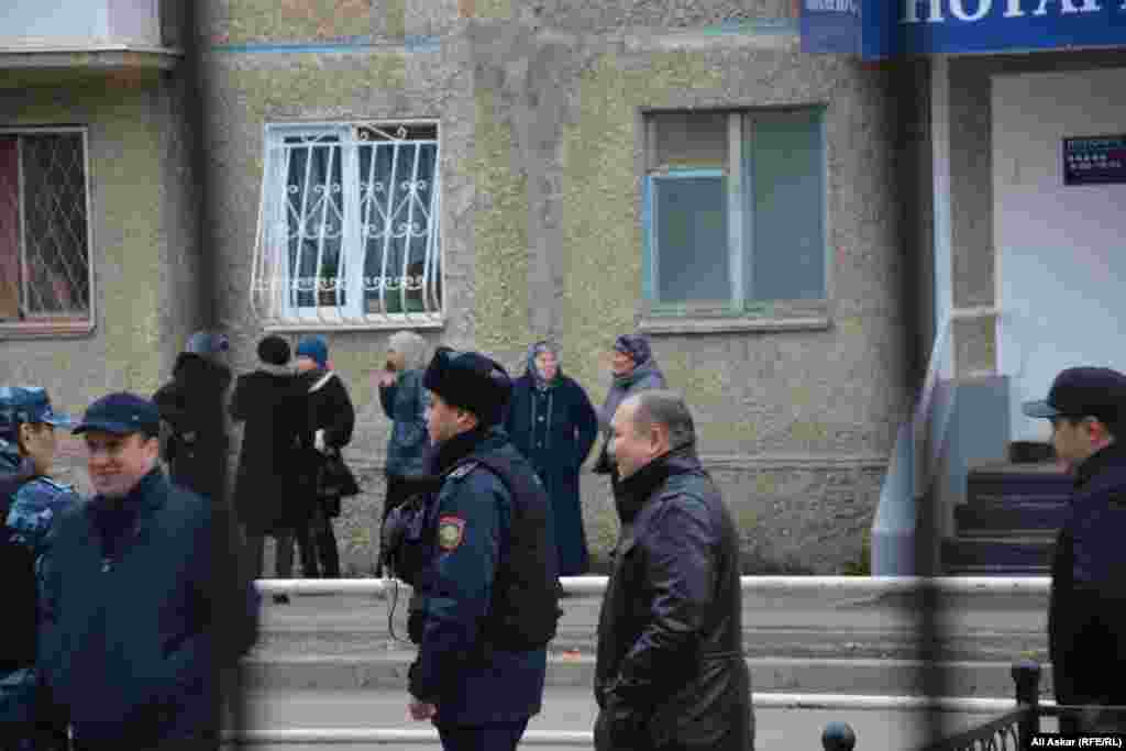 Сот ғимаратына сотталушылардың туыстары да келді. Олар журналистермен сөйлесуден бас тартты. 