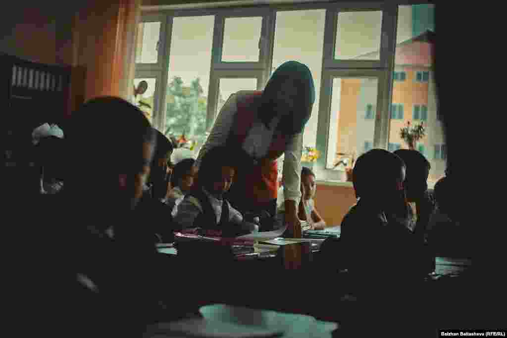 Сабақта. 