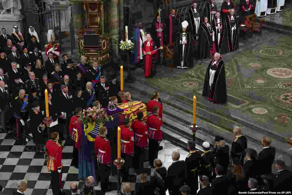 Justin Welby, Canterbury érseke a királynő 21. születésnapján tett fogadalmáról emlékezett meg, amely szerint II. Erzsébet életét az Egyesült Királyság és a Nemzetközösség szolgálatának szenteli. Az érsek elmondta, ritkán tartottak be ennyire ígéretet 