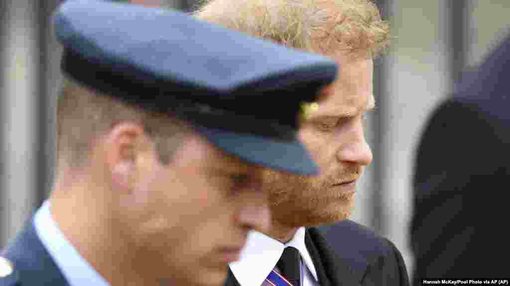 Harry és William herceg a szertartás előtt, a Westminster-apátságnál