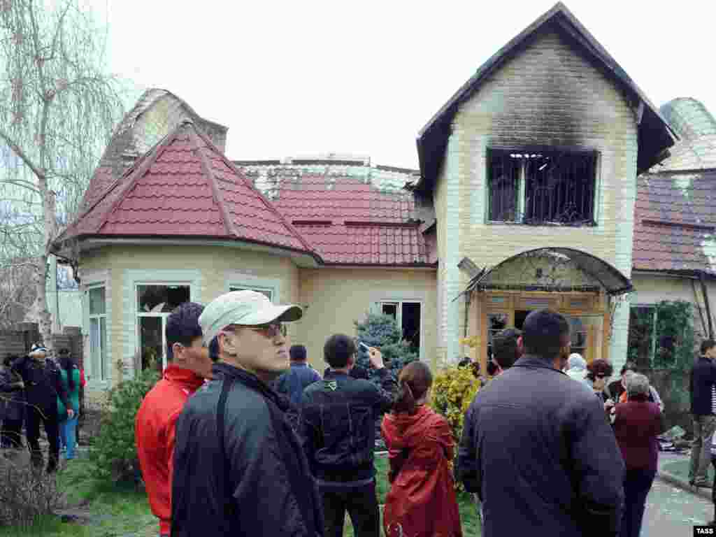 Құрманбек Бакиевтің қарақшылық жолмен тоналған үйінің жанындағы адамдар. Бішкек, 8 сәуір, 2010 жыл.