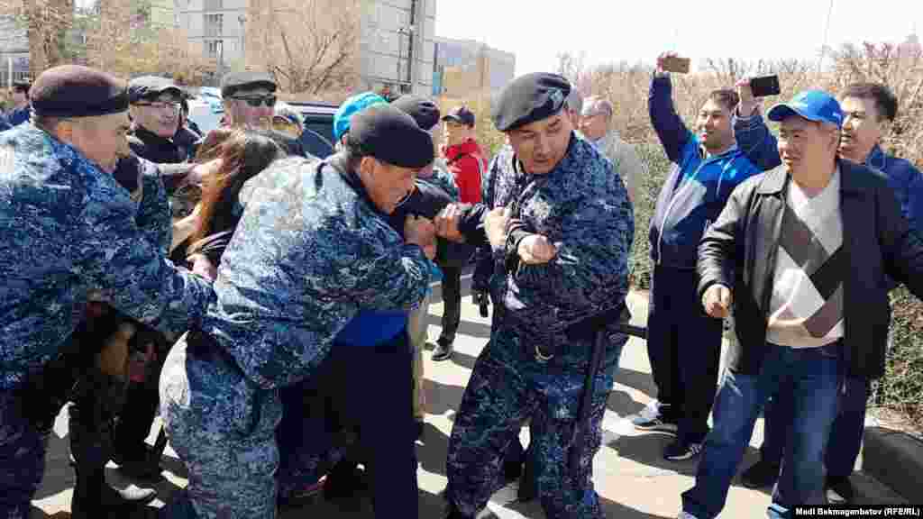 Люди скандировали: «Свободу политзаключенным!», «Бостандық!» («Свободу!»), «Позор!»