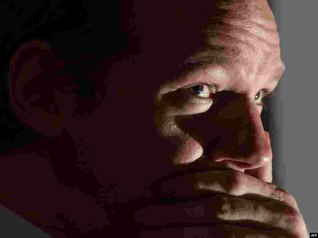 Velika Britanija - Julian Assange, osnivač WikiLeaks-a, pod povećalo javnosti došao je nedavno kad je objavio preko 70 000 stranica tajnih američkih dokumenata o ratu u Afganistanu, obratio se medijima u Londonu, 23.10.2010. Foto: AFP / Leon Neal